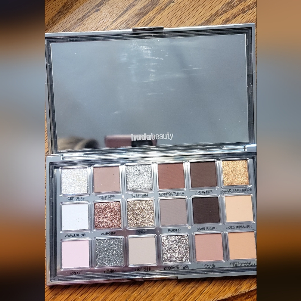 Huda Beauty Icy Nude  Eyeshadow Palette Versatile Makeup